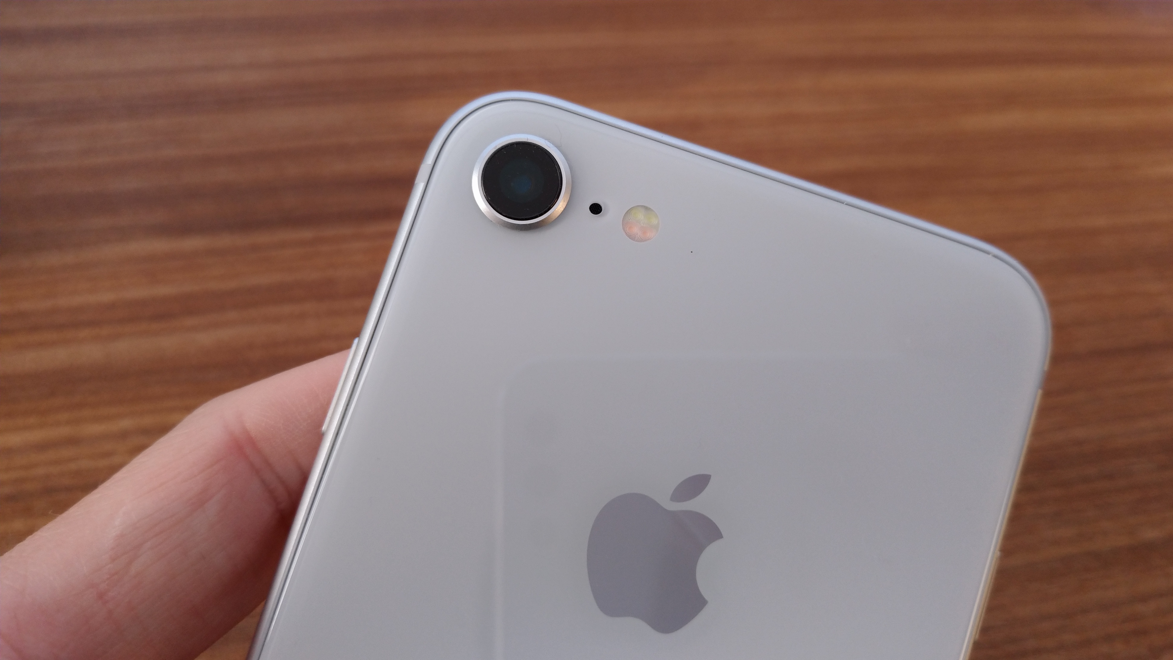 iPhone7と同じく1,200万画素のカメラが１基