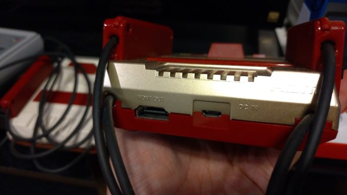 HDMI端子とmicro USB端子