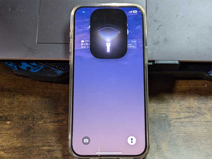 iPhone ライトがオンになり灯り