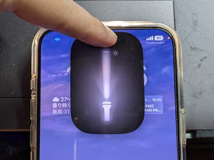 iPhone ライト画面で指