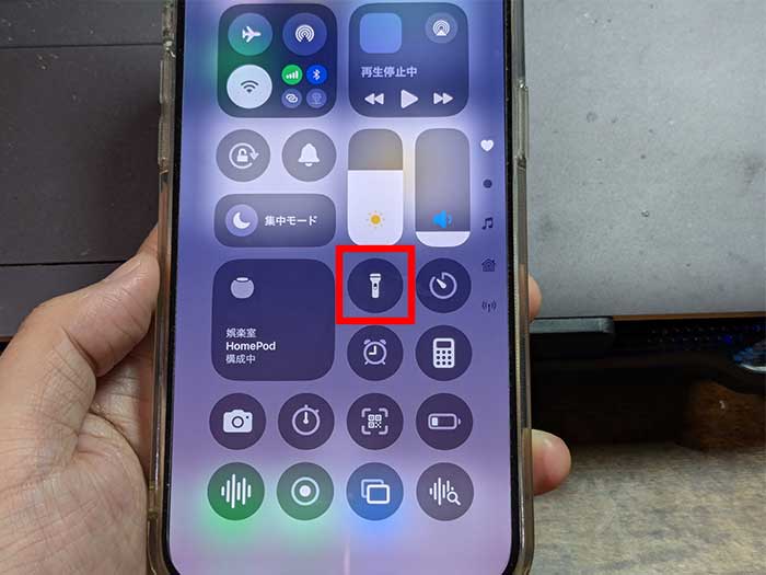 iPhoneのライト（懐中電灯）の使い方は？