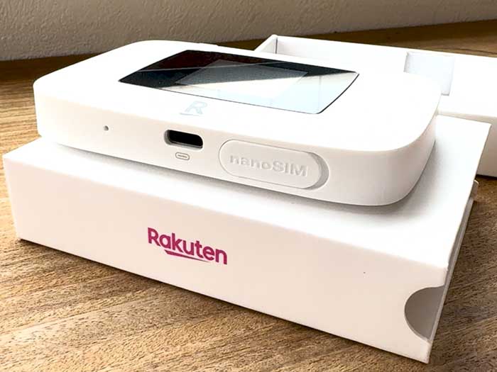 Rakuten WiFi Pocket Platinum nanoSIMをセットする蓋