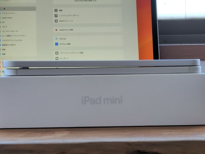 iPad mini7 何の端子もない側面