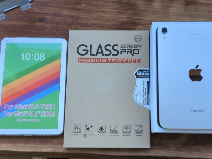 iPad mini7 画面フィルムとケース