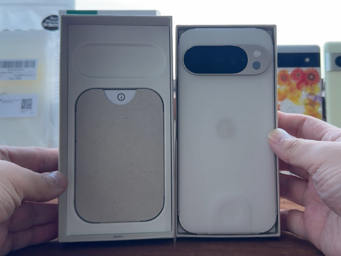 グーグルピクセル10Pro フィルムに包まれたグーグルピクセル10Pro