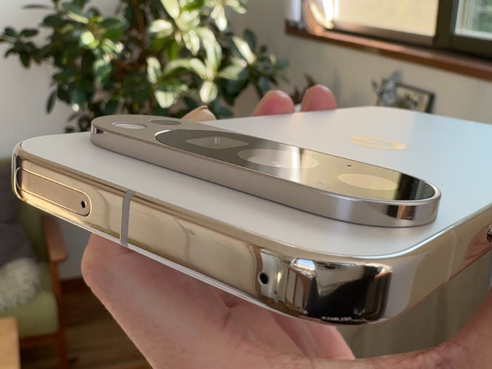 グーグルピクセル10Pro 分厚さにびびります