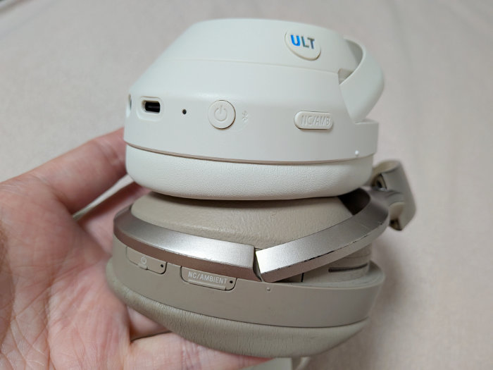 穴とボタンの数が増えたWH-ULT900N