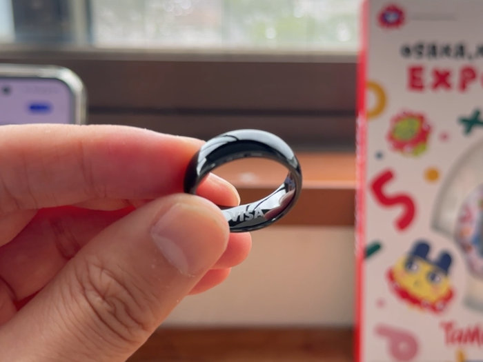 エブリング リングは艶々で綺麗な黒色