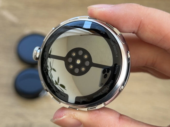 ピクセルウォッチ4の裏面