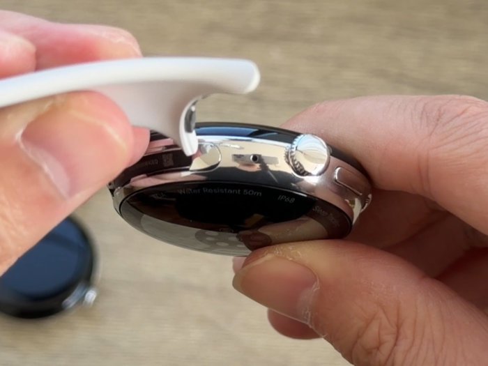 バンドの付け方は3以前と変わらず