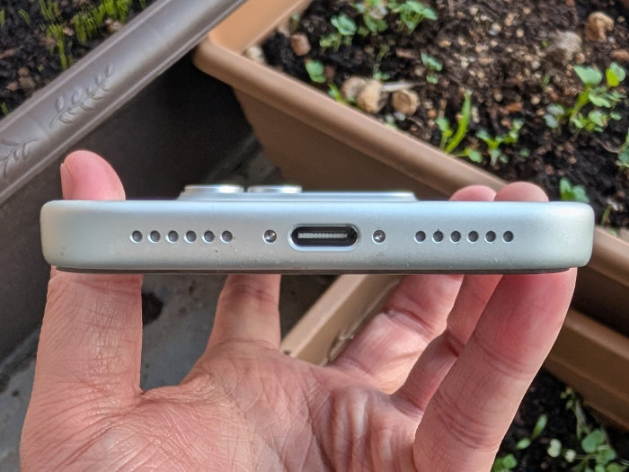 iPhone15ProMAX USB-Cケーブル差し込み口が配置