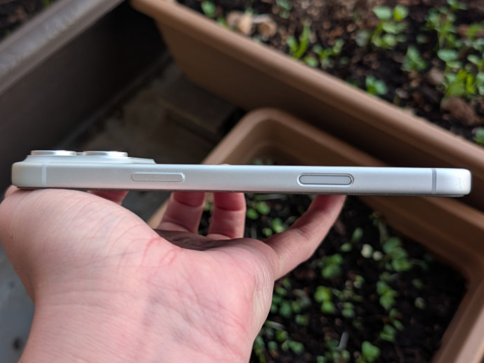 iPhone15ProMAX カメラコントロールボタンが配置