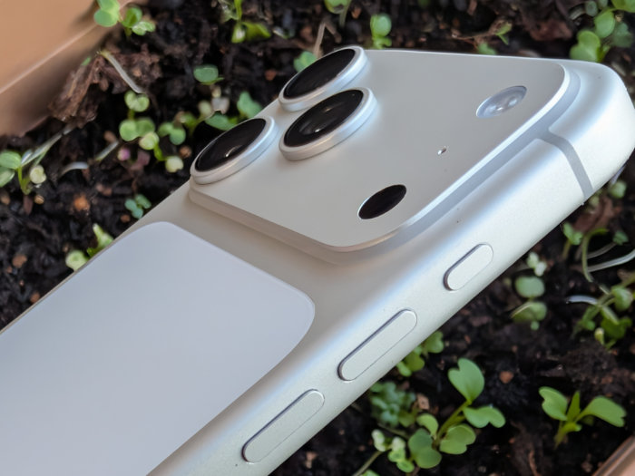 iPhone15ProMAX カメラレンズ部分は保護しましょう！