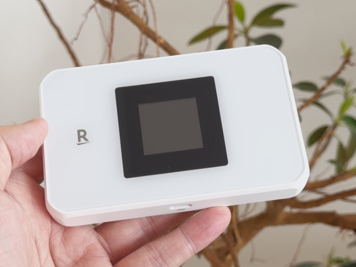 Rakuten WiFi Pocket 5G フィルムが貼ってある