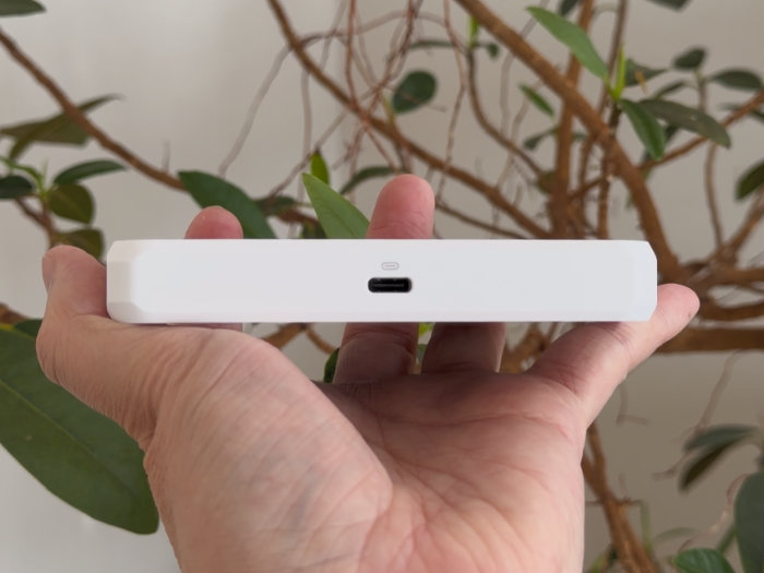 Rakuten WiFi Pocket 5G USB Type-Cコネクターが配置